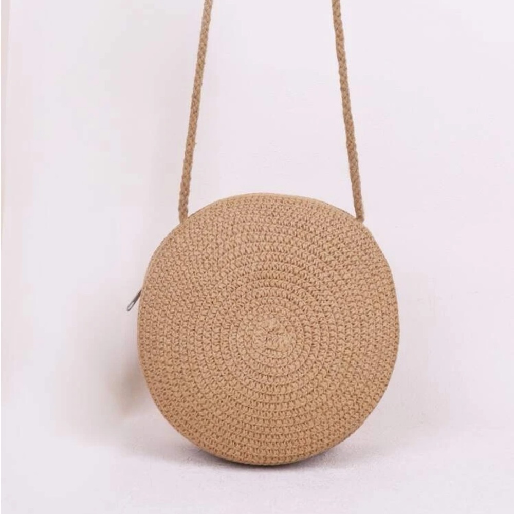 New woman’s round straw crossbody bag